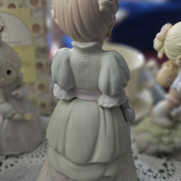 Precious Moments "Charity Begins in the Heart" Victorian Porcelain Figurine - Picture 4 of 4